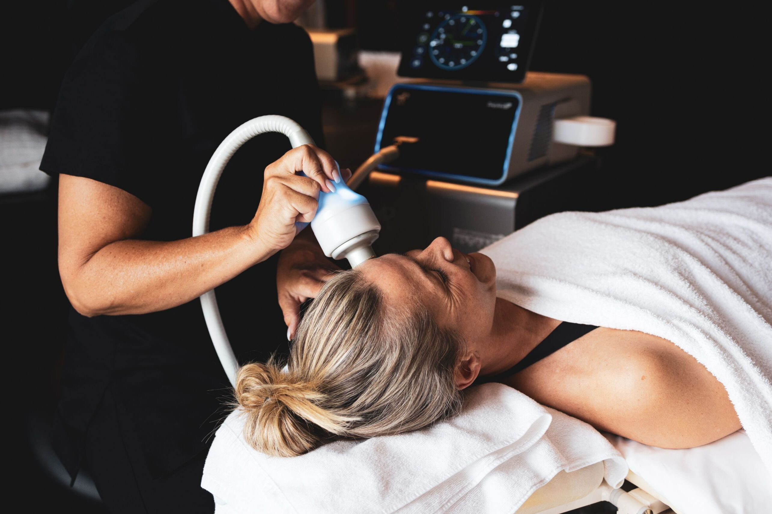 Kvinna som behandlas med cryo