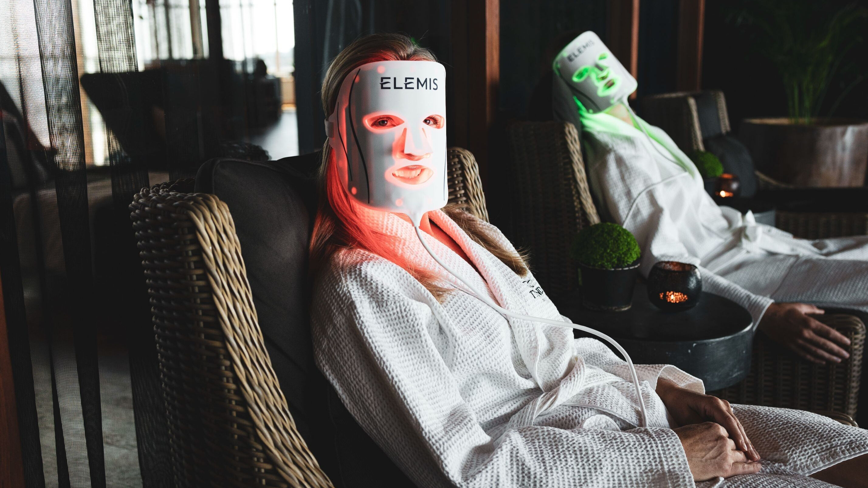 En kvinna och en man med LED-masker på sig