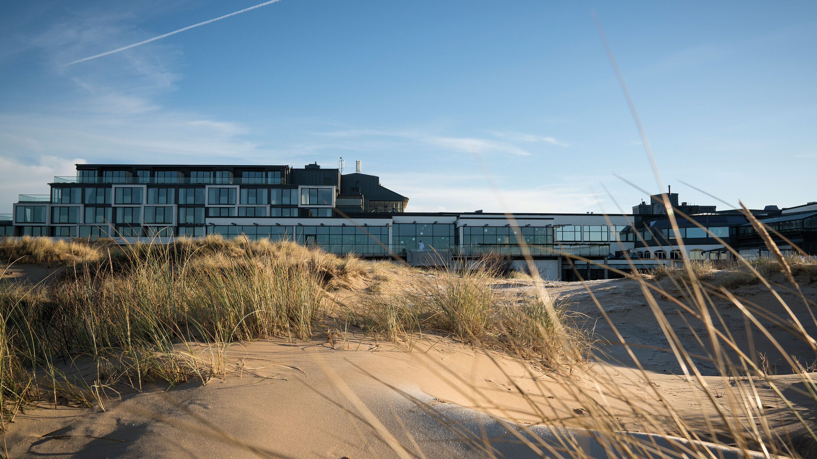 Strand med frost på och Hotel Tylösand i bakgrunden